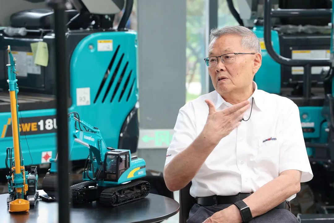 CGTN探厂！专访三亿·体育-三亿（中国）一站式服务官方网站
智能董事长、首席专家何清华花絮来了