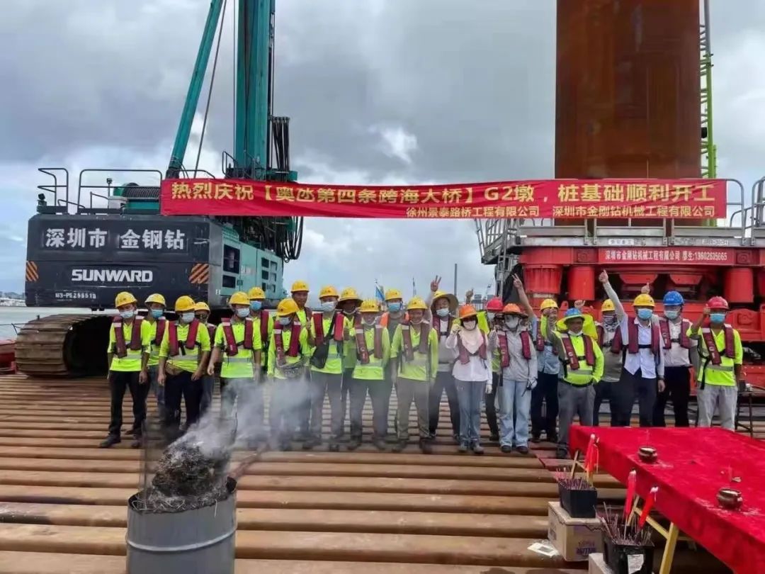 乘风破浪的旋挖钻机！三亿·体育-三亿（中国）一站式服务官方网站
智能助建澳氹第四跨海大桥
