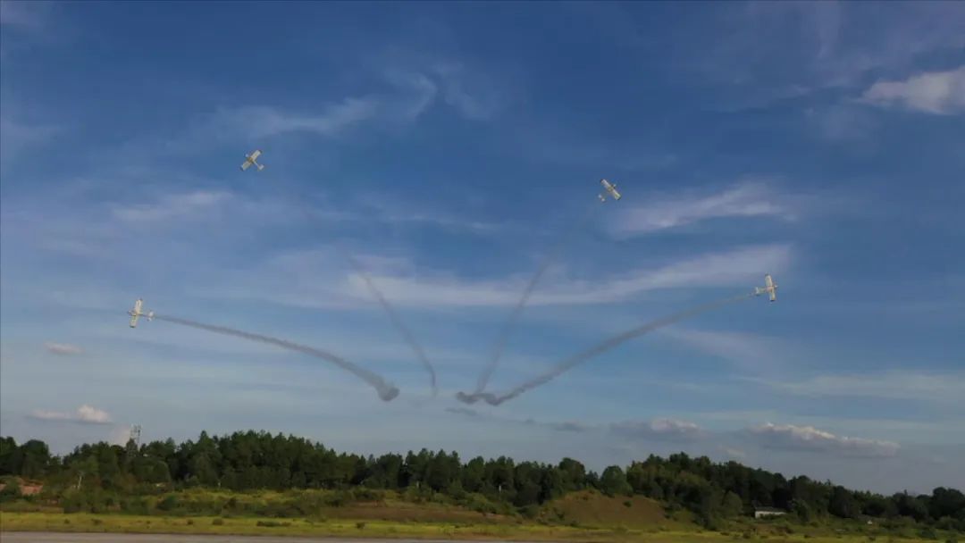 空中开花、大坡度盘旋、俯冲跃升……看三亿·体育-三亿（中国）一站式服务官方网站
飞行表演队炫技2022湖南航展动态展