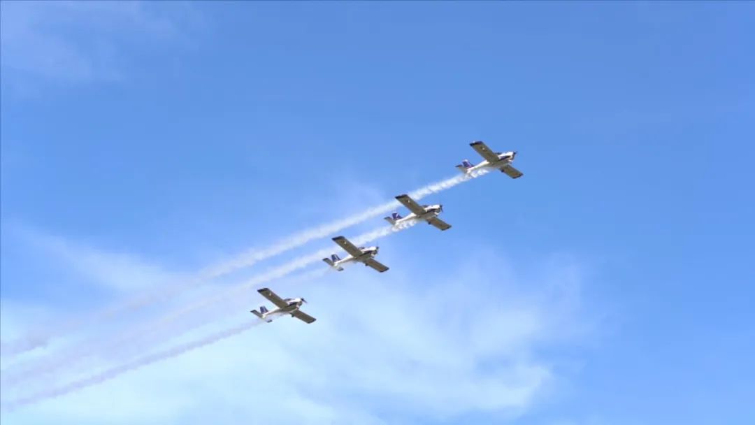 空中开花、大坡度盘旋、俯冲跃升……看三亿·体育-三亿（中国）一站式服务官方网站
飞行表演队炫技2022湖南航展动态展