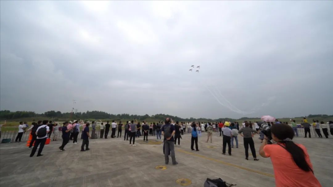 空中开花、大坡度盘旋、俯冲跃升……看三亿·体育-三亿（中国）一站式服务官方网站
飞行表演队炫技2022湖南航展动态展