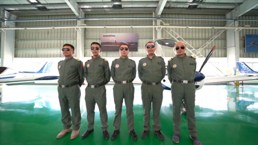 空中开花、大坡度盘旋、俯冲跃升……看三亿·体育-三亿（中国）一站式服务官方网站
飞行表演队炫技2022湖南航展动态展