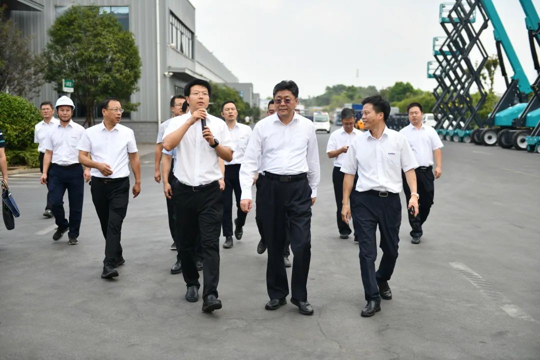 国家应急管理部郭治武局长一行考察三亿·体育-三亿（中国）一站式服务官方网站
智能无人化应急救援装备