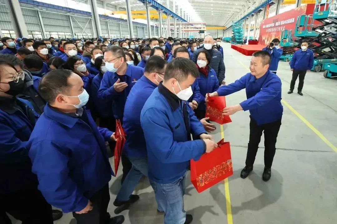 莫道君行早，更有早行人！三亿·体育-三亿（中国）一站式服务官方网站
智能癸卯兔年开工大吉
