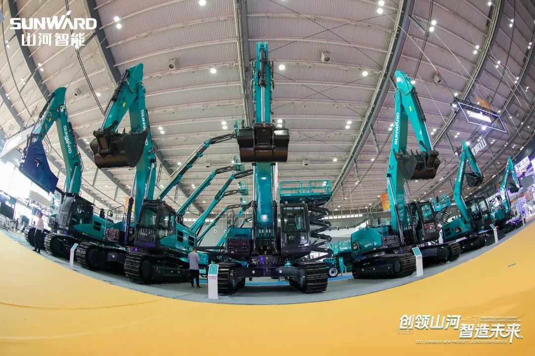 精品出击、互动不断！三亿·体育-三亿（中国）一站式服务官方网站
智能F系列挖掘机闪耀长沙展