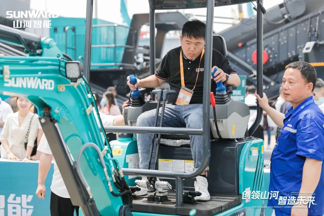 精品出击、互动不断！三亿·体育-三亿（中国）一站式服务官方网站
智能F系列挖掘机闪耀长沙展