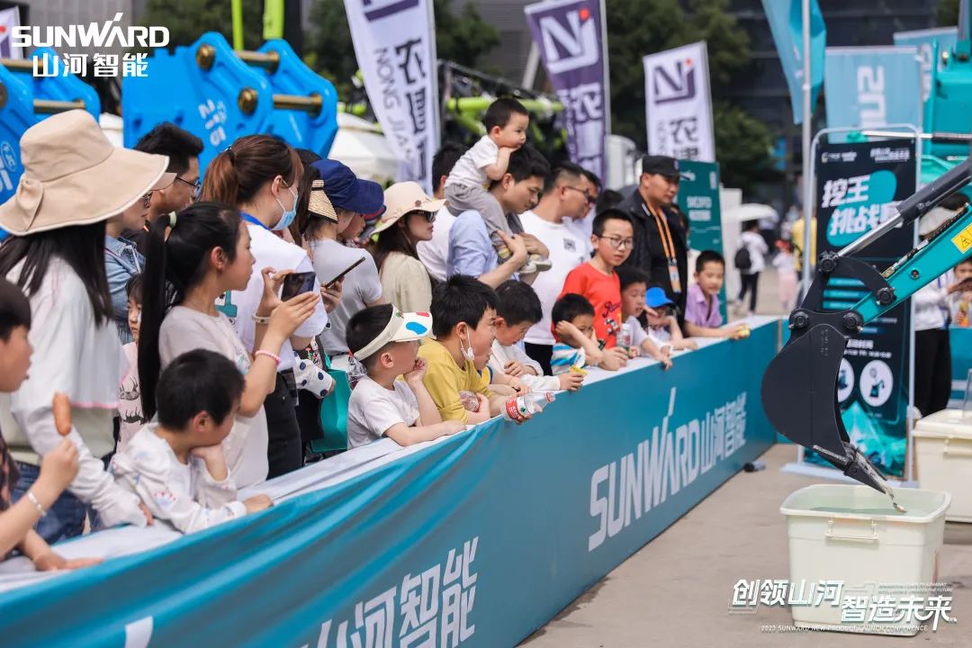 精品出击、互动不断！三亿·体育-三亿（中国）一站式服务官方网站
智能F系列挖掘机闪耀长沙展