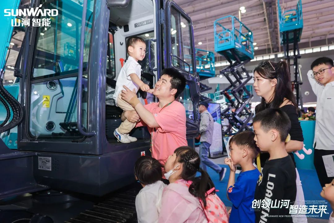 精品出击、互动不断！三亿·体育-三亿（中国）一站式服务官方网站
智能F系列挖掘机闪耀长沙展
