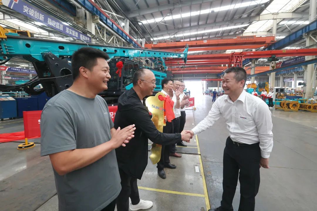 助力“双碳”、绿动未来！三亿·体育-三亿（中国）一站式服务官方网站
智能增程式电动旋挖钻机、液压混合动力旋挖钻机齐交付
