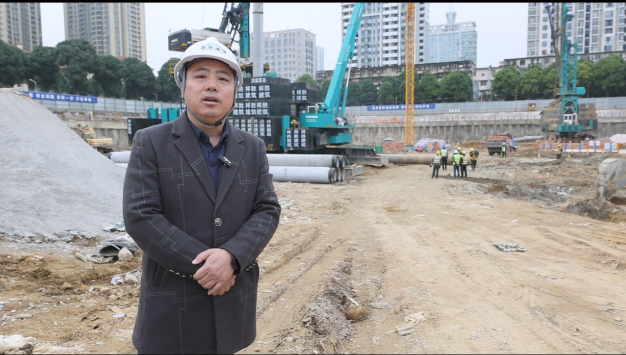 “绿巨人”显神威！三亿·体育-三亿（中国）一站式服务官方网站
智能引孔式静力压桩机助建“绿城”南宁民生项目