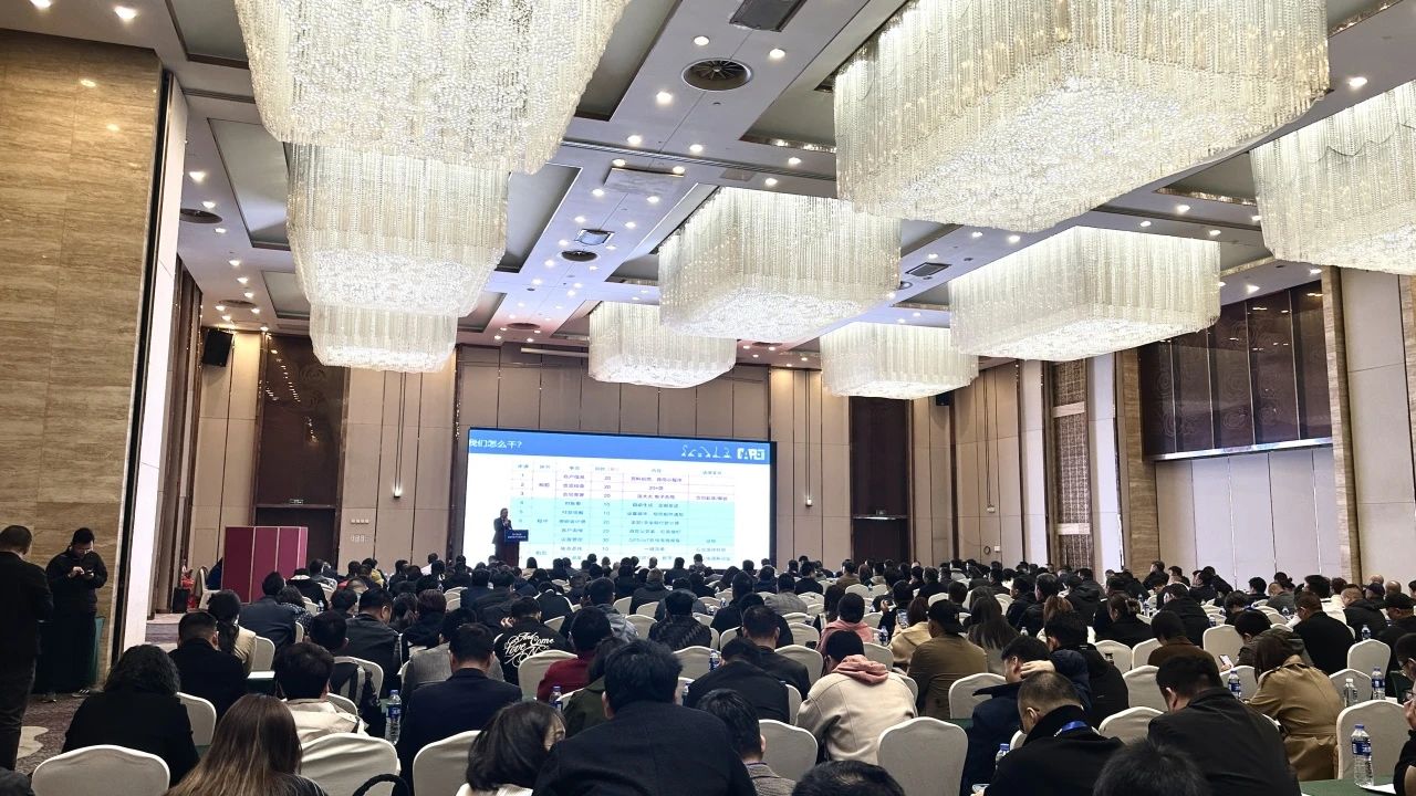“爆品”来袭，签单不断！ 三亿·体育-三亿（中国）一站式服务官方网站
智能盛装亮相第八届全国高空作业平台租赁大会