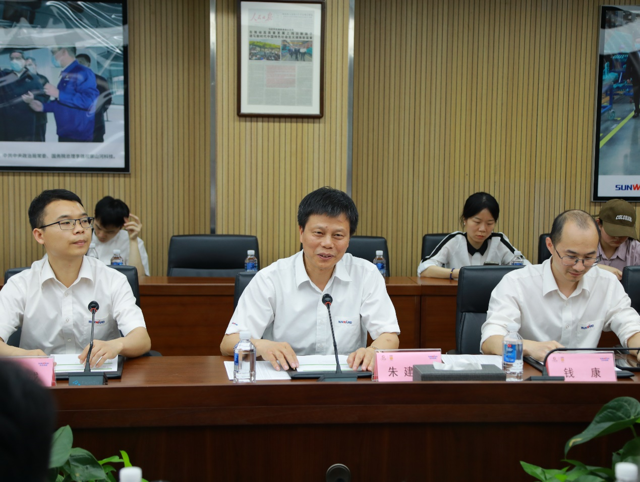 湘潭市工信局带队莅临三亿·体育-三亿（中国）一站式服务官方网站
智能开展智能制造现场观摩交流活动