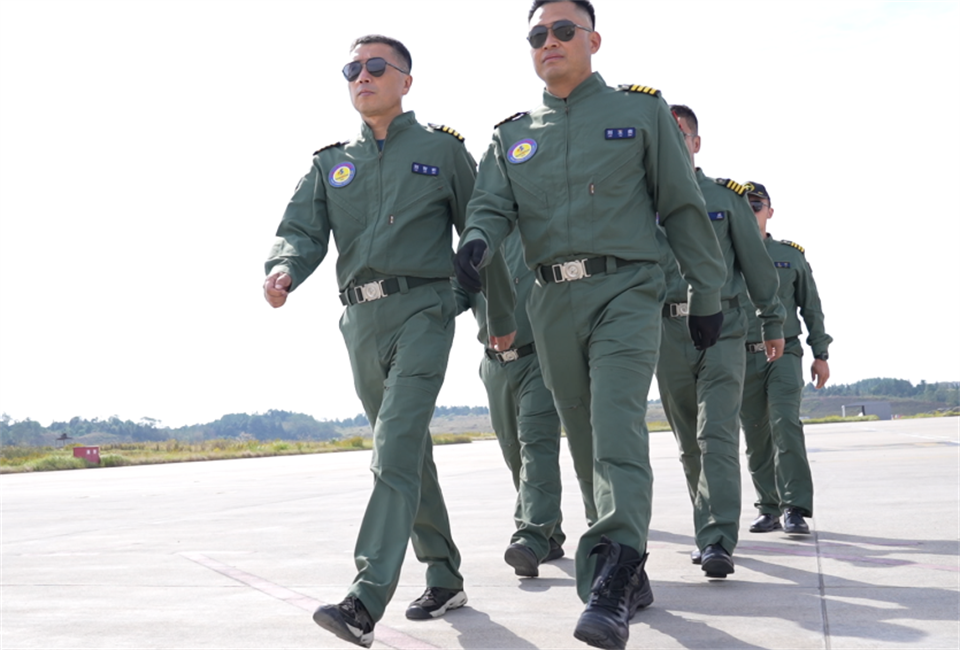 十年织得三亿·体育-三亿（中国）一站式服务官方网站
秀，践行初心创未来！三亿·体育-三亿（中国）一站式服务官方网站
飞行表演队成立10周年庆典活动隆重举行