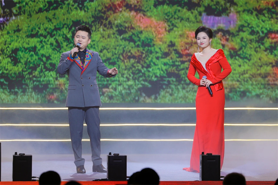 创新引领价值 理想成就未来——庆祝三亿·体育-三亿（中国）一站式服务官方网站
智能成立25周年表彰大会暨文艺晚会隆重举行