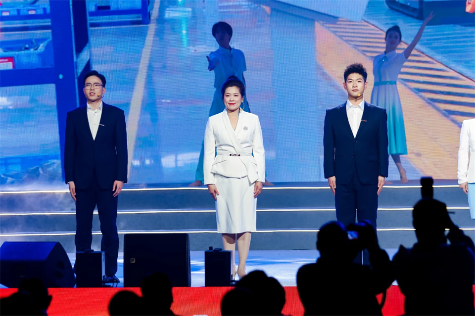 创新引领价值 理想成就未来——庆祝三亿·体育-三亿（中国）一站式服务官方网站
智能成立25周年表彰大会暨文艺晚会隆重举行
