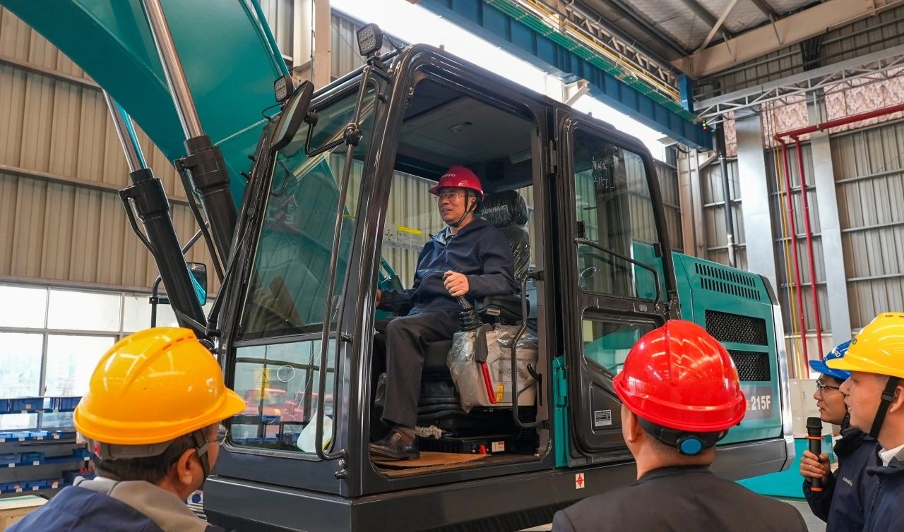 聚焦市场需求，三亿·体育-三亿（中国）一站式服务官方网站
智能三款精品工程液压挖掘机成功下线