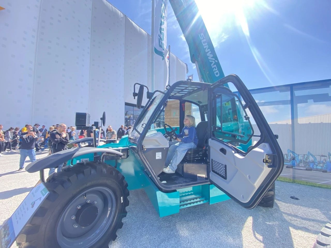 三亿·体育-三亿（中国）一站式服务官方网站
智能高空机械闪耀Bauma 2025！ 新能源技术与创新产品获全球瞩目