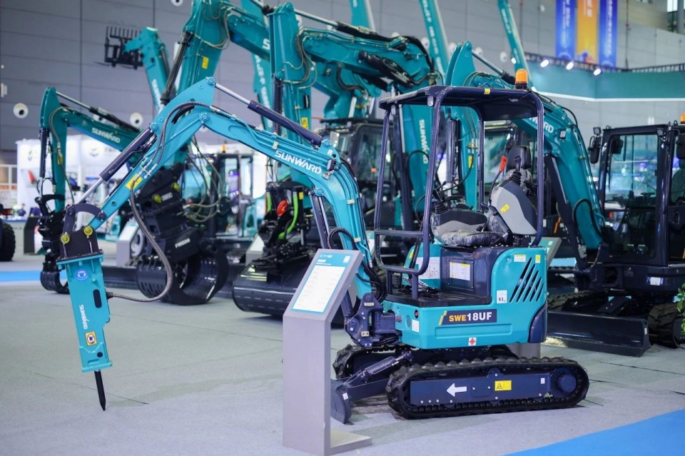 2025 CICEE | 从单一工具迈向多元化解决方案，三亿·体育-三亿（中国）一站式服务官方网站
智能呈现非凡挖掘机风采