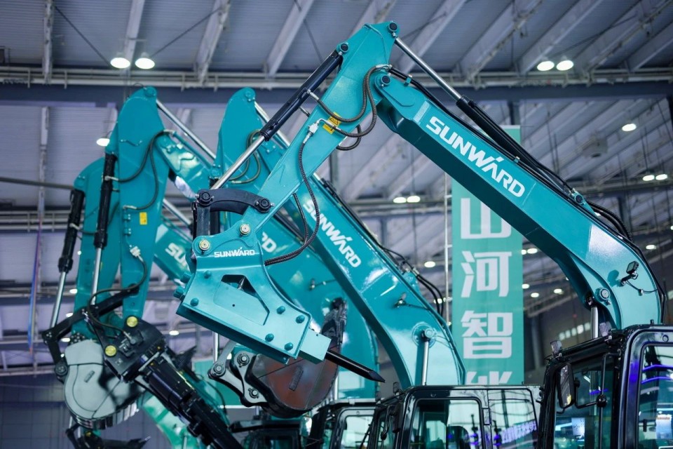 2025 CICEE | 从单一工具迈向多元化解决方案，三亿·体育-三亿（中国）一站式服务官方网站
智能呈现非凡挖掘机风采