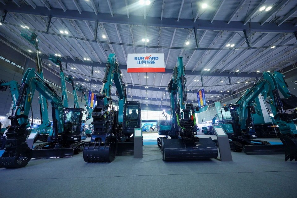 2025 CICEE | 从单一工具迈向多元化解决方案，三亿·体育-三亿（中国）一站式服务官方网站
智能呈现非凡挖掘机风采