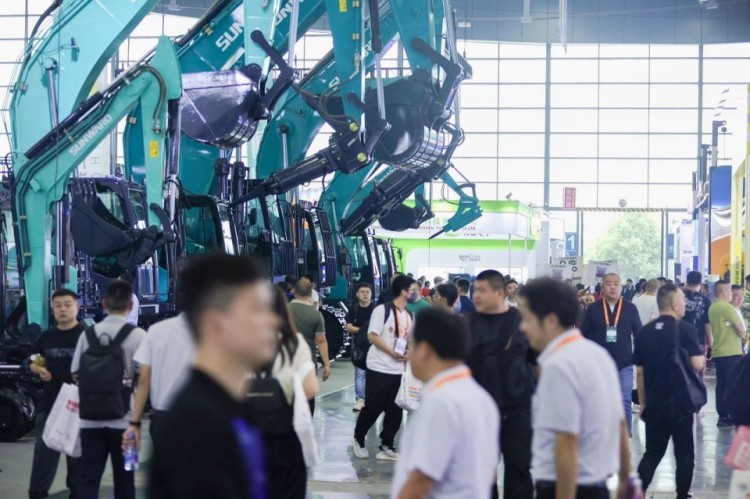 2025 CICEE | 打造极致精品化，三亿·体育-三亿（中国）一站式服务官方网站
智能挖掘机“圈粉”长沙展