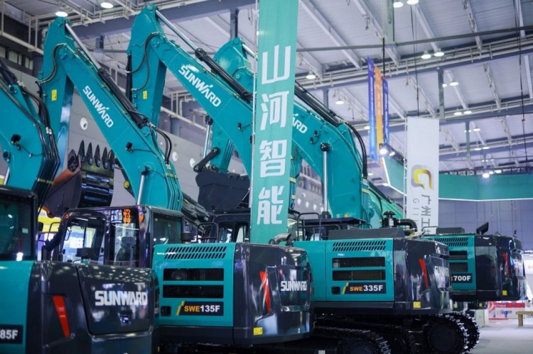 2025 CICEE | 打造极致精品化，三亿·体育-三亿（中国）一站式服务官方网站
智能挖掘机“圈粉”长沙展