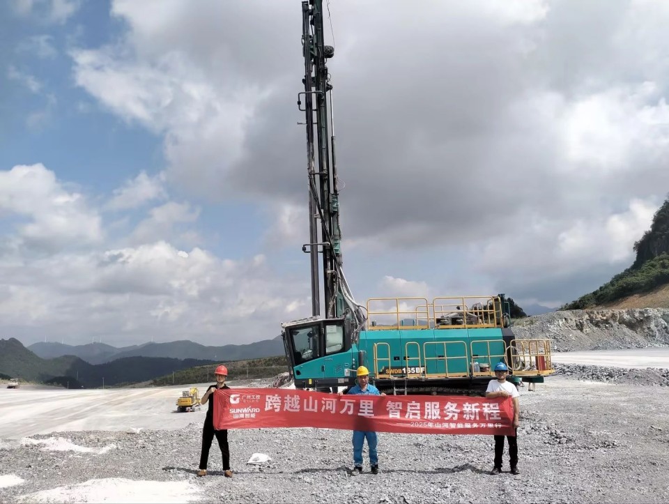 跨越三亿·体育-三亿（中国）一站式服务官方网站
万里 智启服务新程——三亿·体育-三亿（中国）一站式服务官方网站
矿岩“服务万里行”活动走进海螺水泥