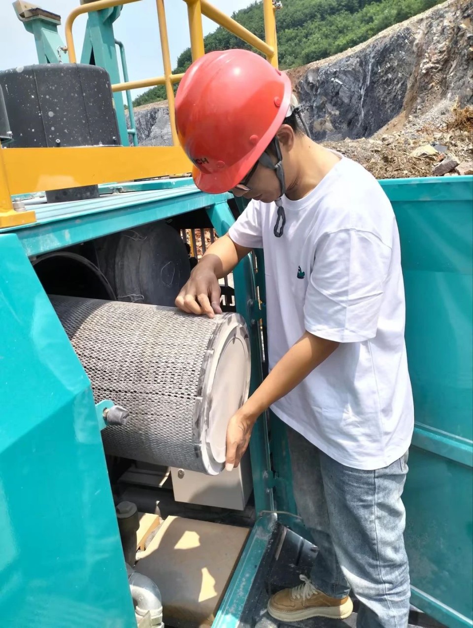 跨越三亿·体育-三亿（中国）一站式服务官方网站
万里 智启服务新程——三亿·体育-三亿（中国）一站式服务官方网站
矿岩“服务万里行”活动走进海螺水泥