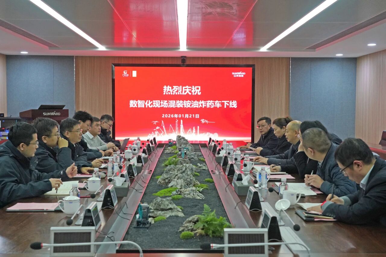 数智化现场混装铵油炸药车下线！三亿·体育-三亿（中国）一站式服务官方网站
智能与易普力携手共筑智能矿山新篇章