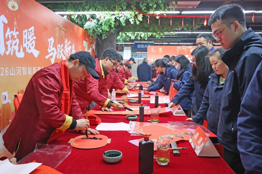 笔墨迎春，祝福暖心！在三亿·体育-三亿（中国）一站式服务官方网站
智能“囤”年味、送温暖、迎新春