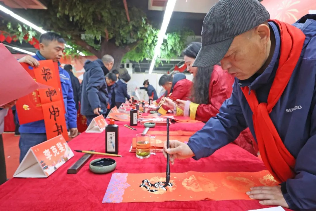 笔墨迎春，祝福暖心！在三亿·体育-三亿（中国）一站式服务官方网站
智能“囤”年味、送温暖、迎新春