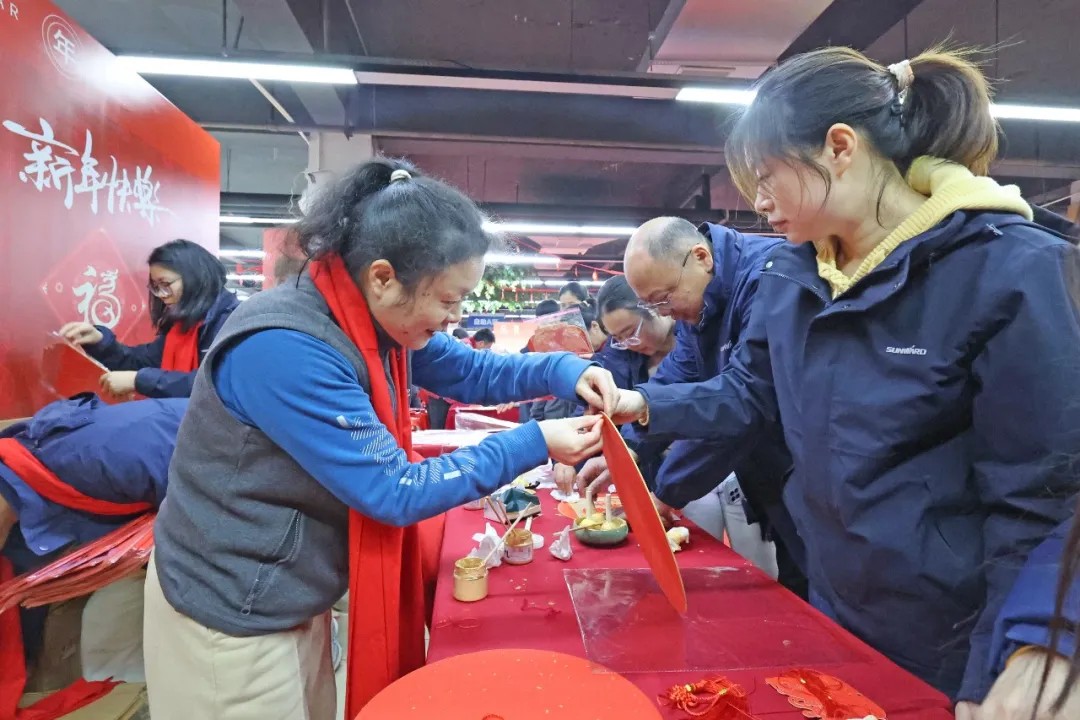 笔墨迎春，祝福暖心！在三亿·体育-三亿（中国）一站式服务官方网站
智能“囤”年味、送温暖、迎新春