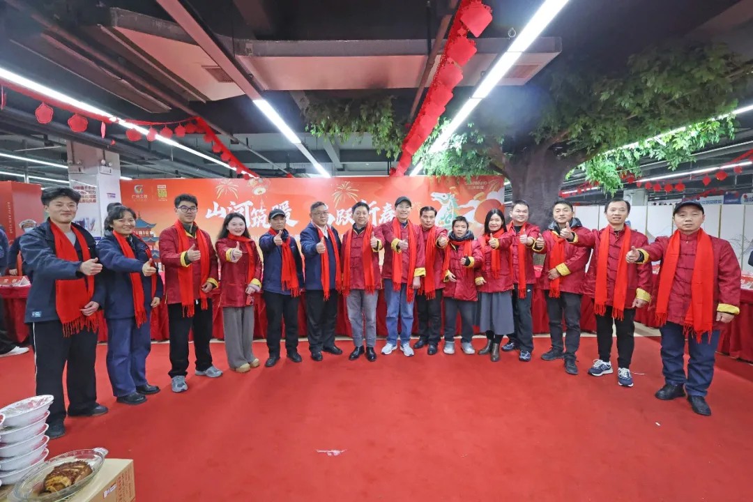 笔墨迎春，祝福暖心！在三亿·体育-三亿（中国）一站式服务官方网站
智能“囤”年味、送温暖、迎新春